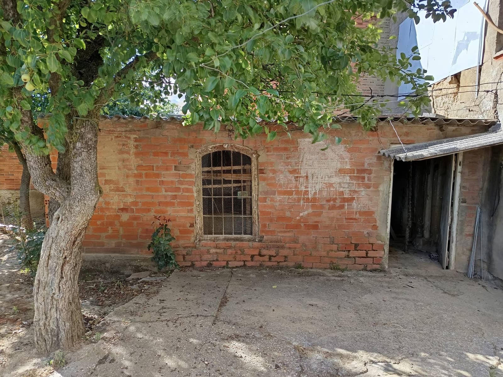 4 slaapkamer Huis te koop in Leon stad met garage - € 35.000 (Ref: 9989170)