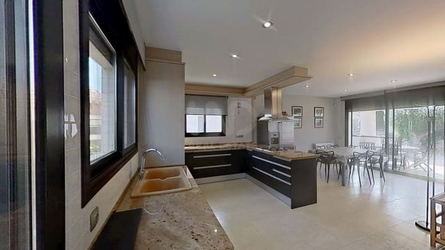 5 soveværelse Villa til salg i Tarragona by med swimmingpool garage - € 675.000 (Ref: 9989171)