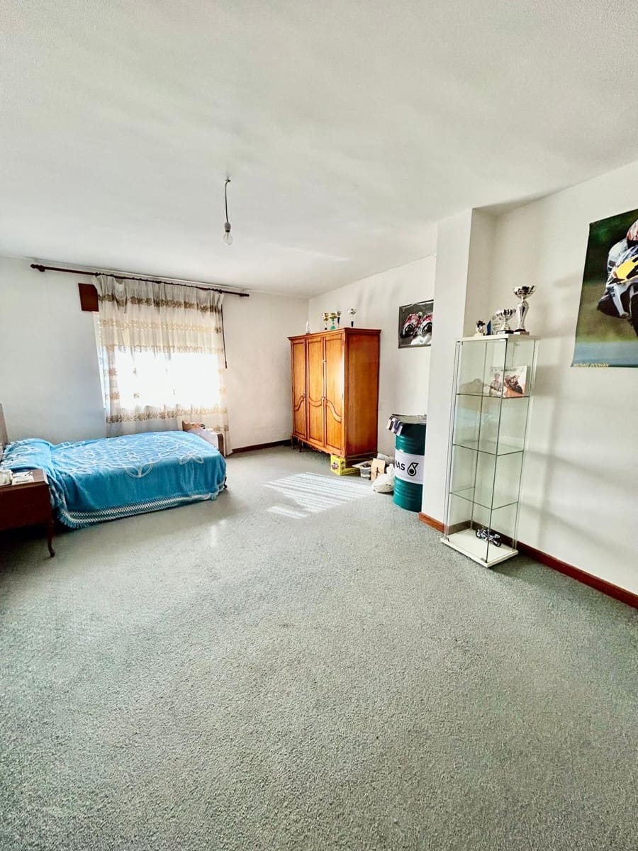 4 soveværelse Finca/Landehus til salg i Leon by med garage - € 77.000 (Ref: 9989182)