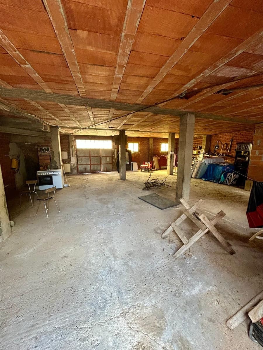 4 soveværelse Finca/Landehus til salg i Leon by med garage - € 77.000 (Ref: 9989182)