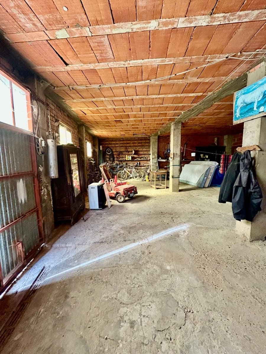 4 soveværelse Finca/Landehus til salg i Leon by med garage - € 77.000 (Ref: 9989182)