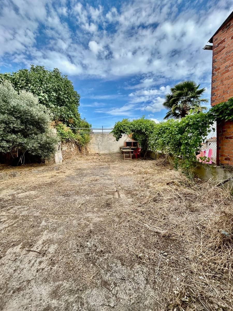 4 soveværelse Finca/Landehus til salg i Leon by med garage - € 77.000 (Ref: 9989182)