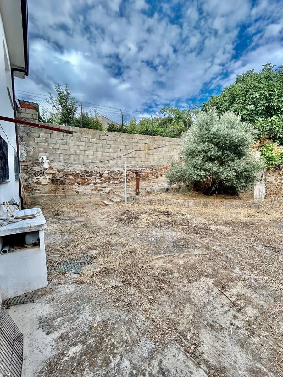 4 soveværelse Finca/Landehus til salg i Leon by med garage - € 77.000 (Ref: 9989182)