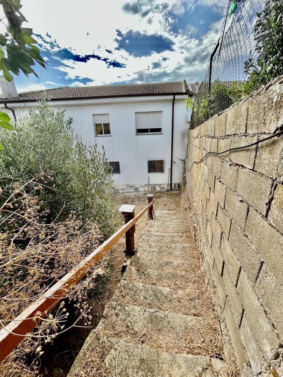 4 soveværelse Finca/Landehus til salg i Leon by med garage - € 77.000 (Ref: 9989182)