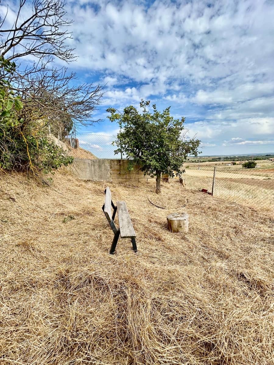 4 soveværelse Finca/Landehus til salg i Leon by med garage - € 77.000 (Ref: 9989182)