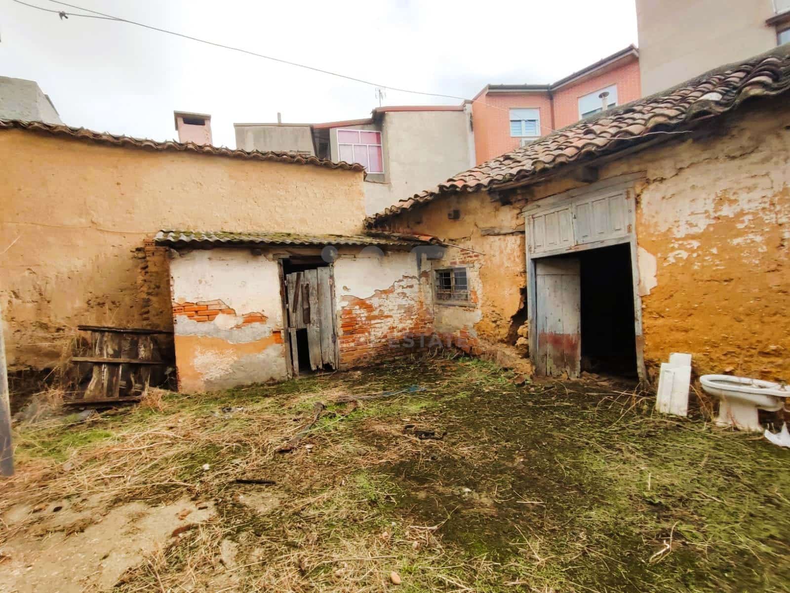 Huis te koop in Leon stad met garage - € 39.900 (Ref: 9989224)