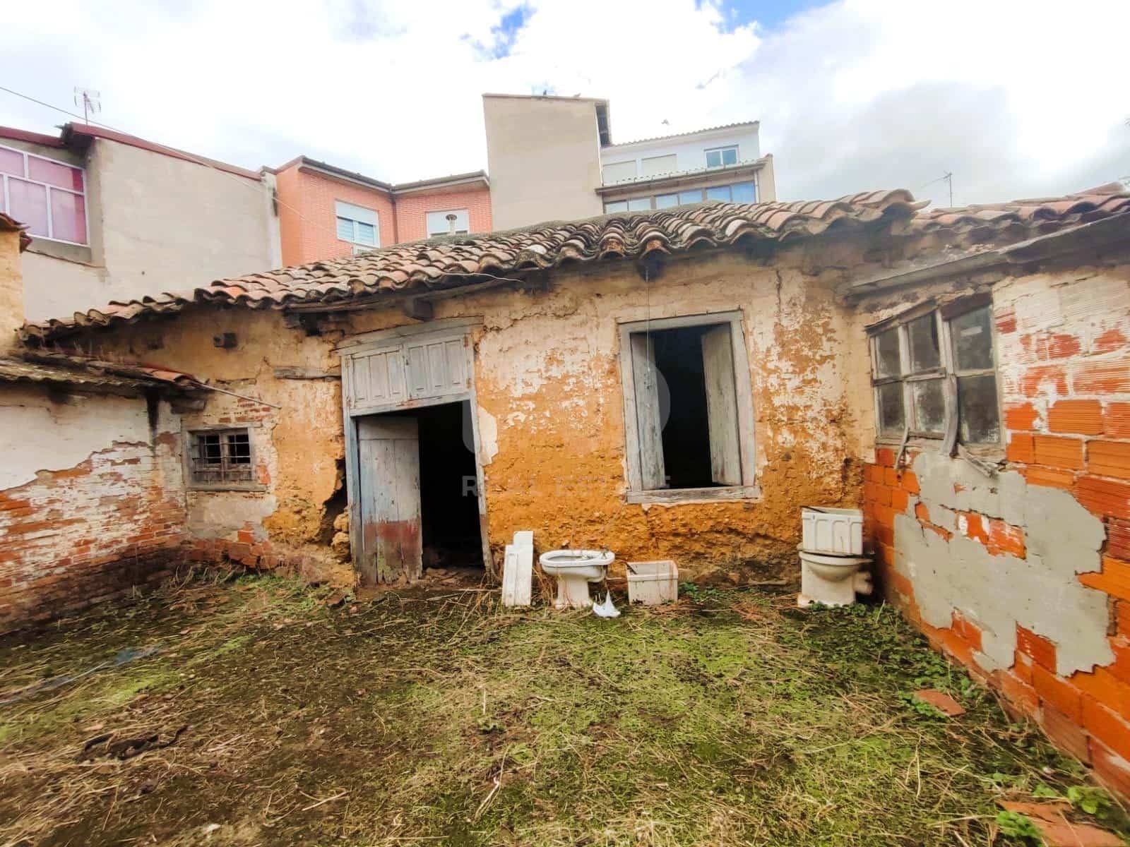 Huis te koop in Leon stad met garage - € 39.900 (Ref: 9989224)