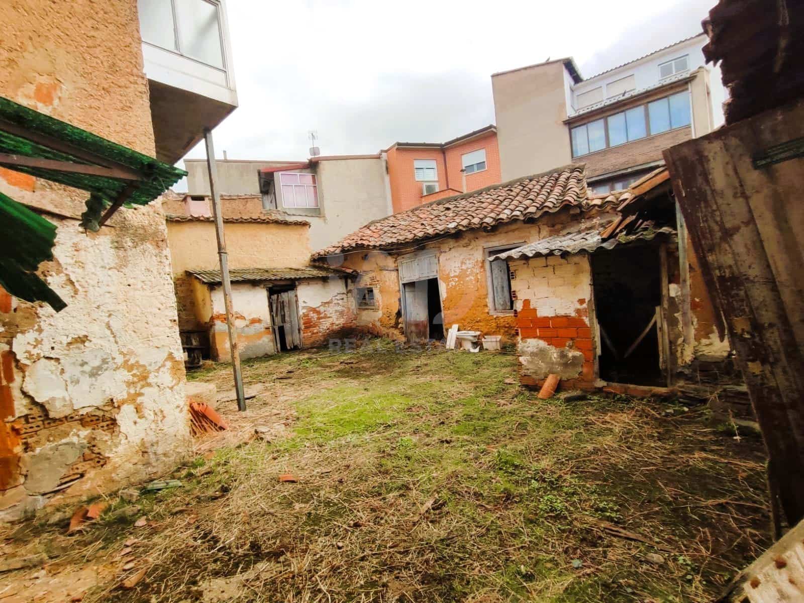 Huis te koop in Leon stad met garage - € 39.900 (Ref: 9989224)