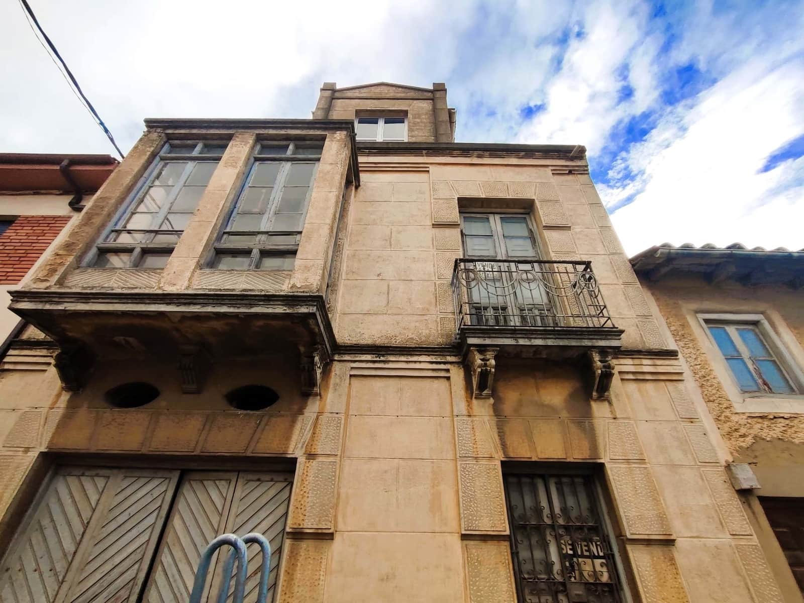 Huis te koop in Leon stad met garage - € 39.900 (Ref: 9989224)