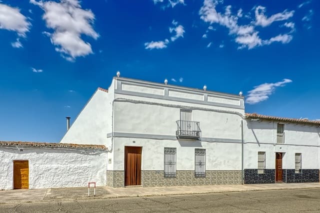 3 Zimmer Haus zu verkaufen in Badajoz Stadt mit Pool Garage - 180.500 € (Ref: 9989236)