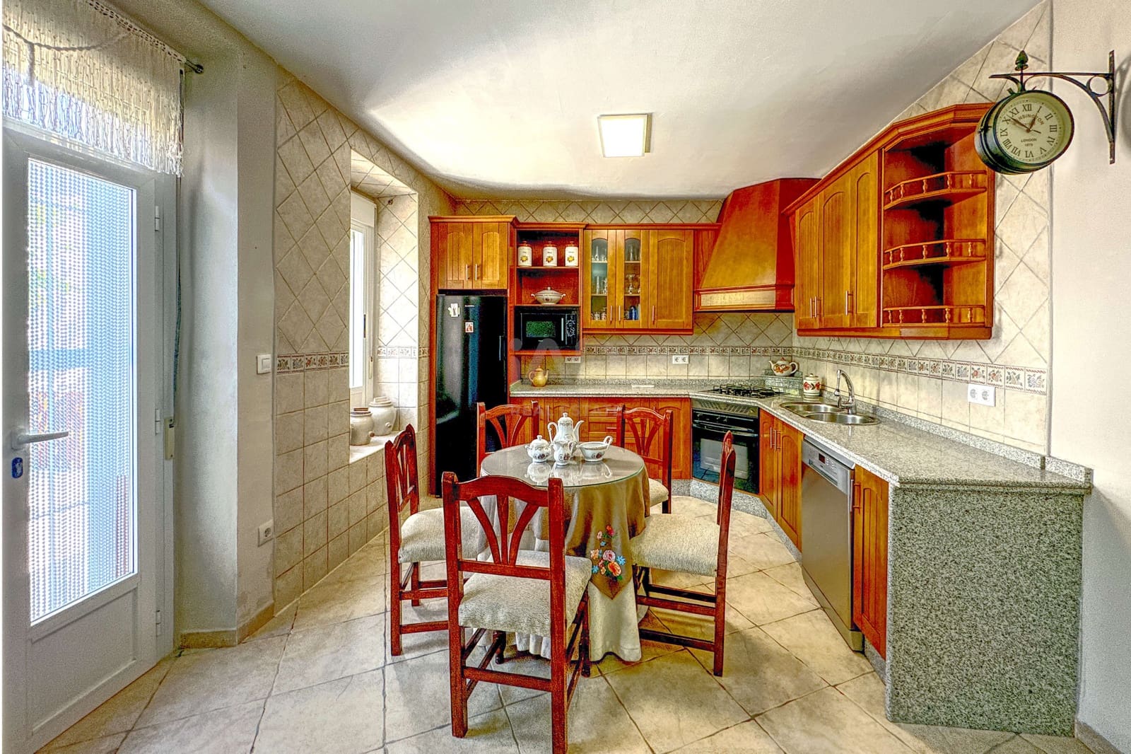 3 Zimmer Haus zu verkaufen in Badajoz Stadt mit Pool Garage - 180.500 € (Ref: 9989236)