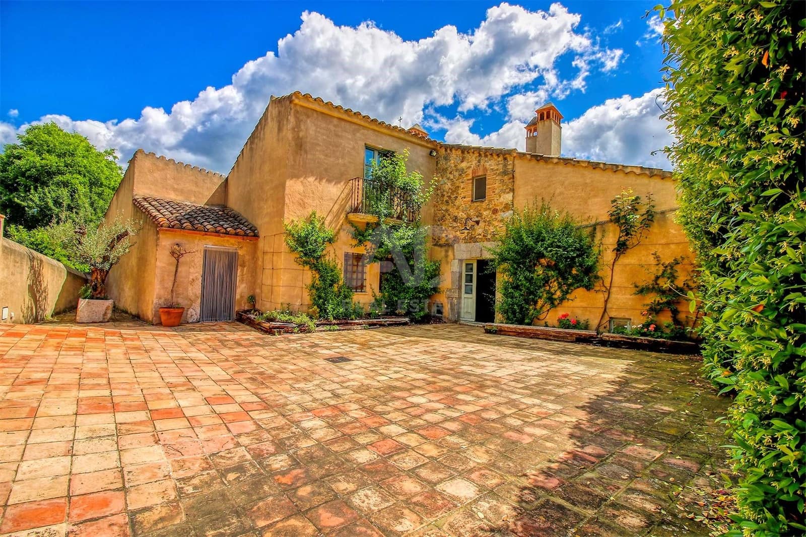 9 soveværelse Finca/Landehus til salg i Girona by med swimmingpool garage - € 1.900.000 (Ref: 9989242)