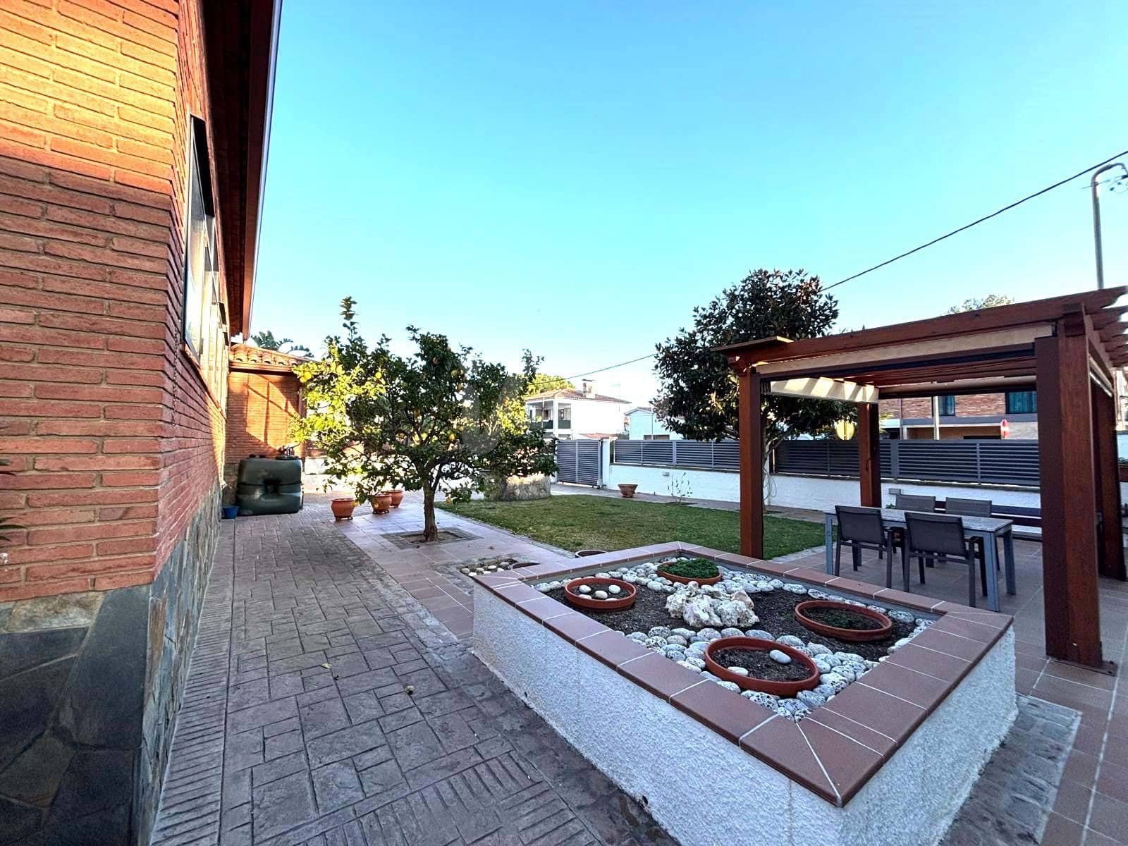 Chalet de 7 habitaciones en Calafell en venta con garaje - 775.000 € (Ref: 9989254)