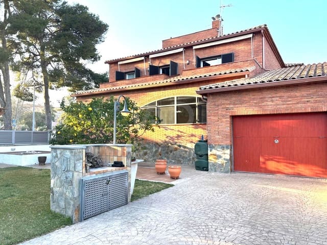 Chalet de 7 habitaciones en Calafell en venta con garaje - 775.000 € (Ref: 9989254)