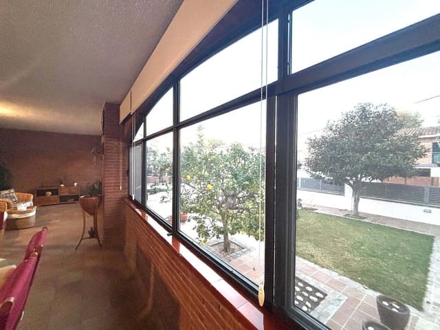 Chalet de 7 habitaciones en Calafell en venta con garaje - 775.000 € (Ref: 9989254)