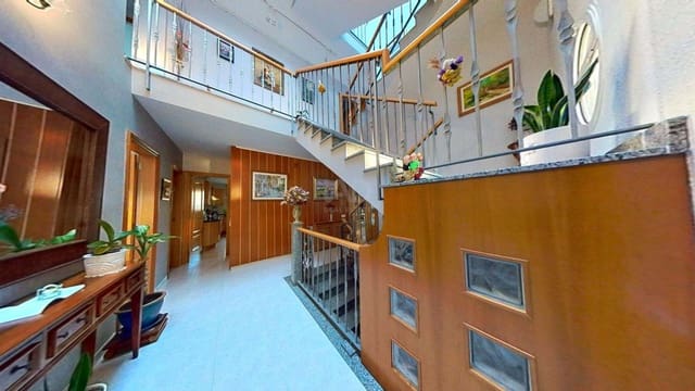 Chalet de 7 habitaciones en Calafell en venta con garaje - 775.000 € (Ref: 9989254)