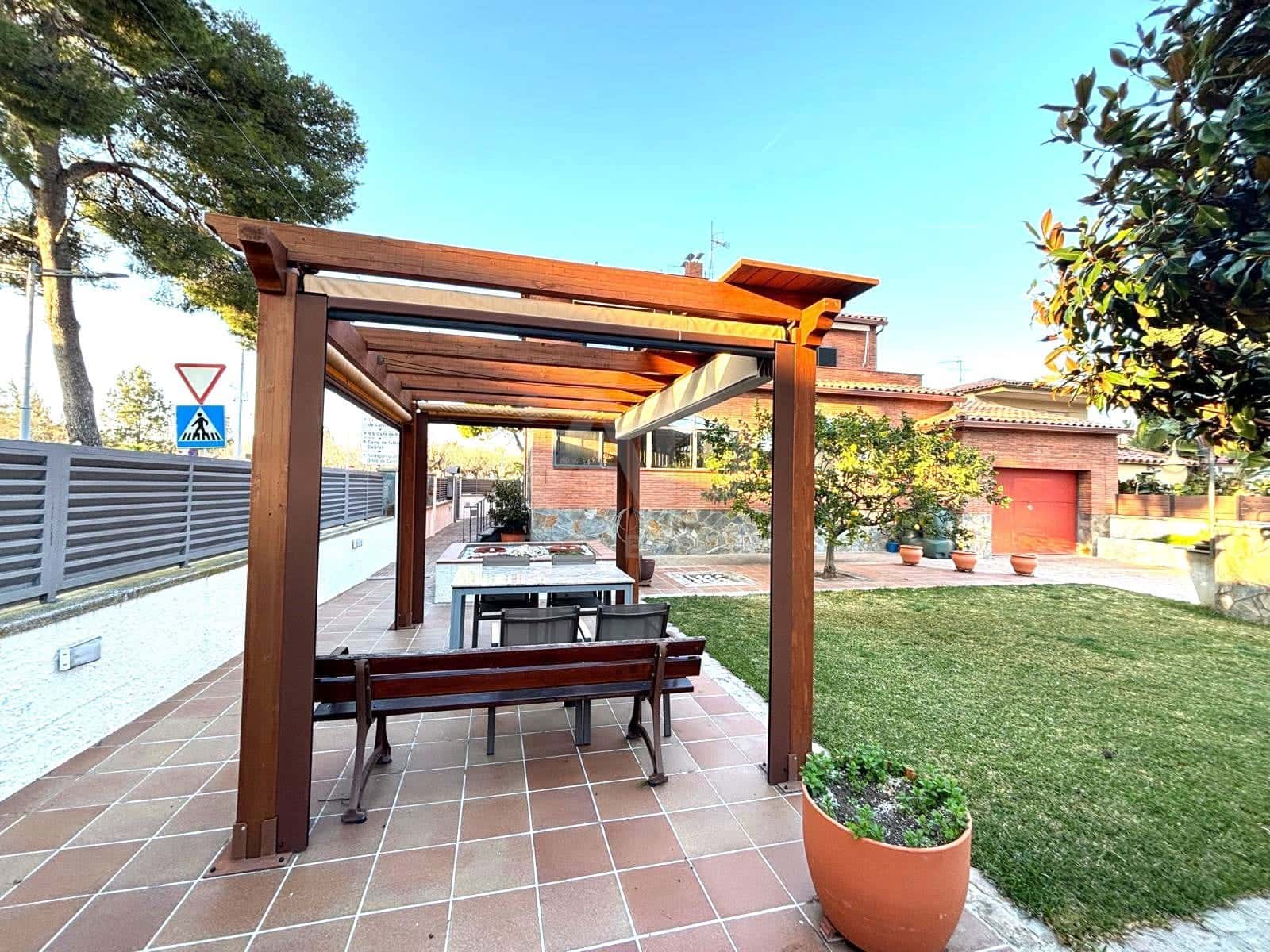 Chalet de 7 habitaciones en Calafell en venta con garaje - 775.000 € (Ref: 9989254)