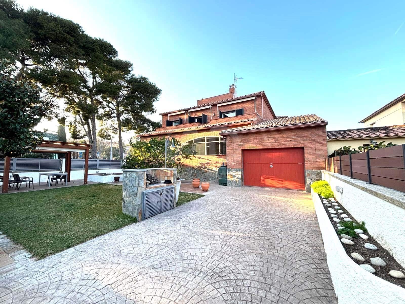 Chalet de 7 habitaciones en Calafell en venta con garaje - 775.000 € (Ref: 9989254)