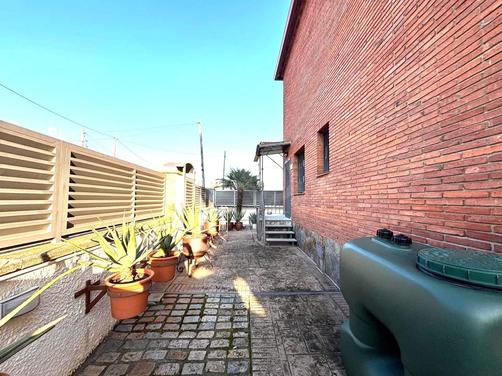 Chalet de 7 habitaciones en Calafell en venta con garaje - 775.000 € (Ref: 9989254)