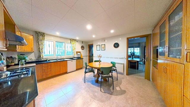 Chalet de 7 habitaciones en Calafell en venta con garaje - 775.000 € (Ref: 9989254)