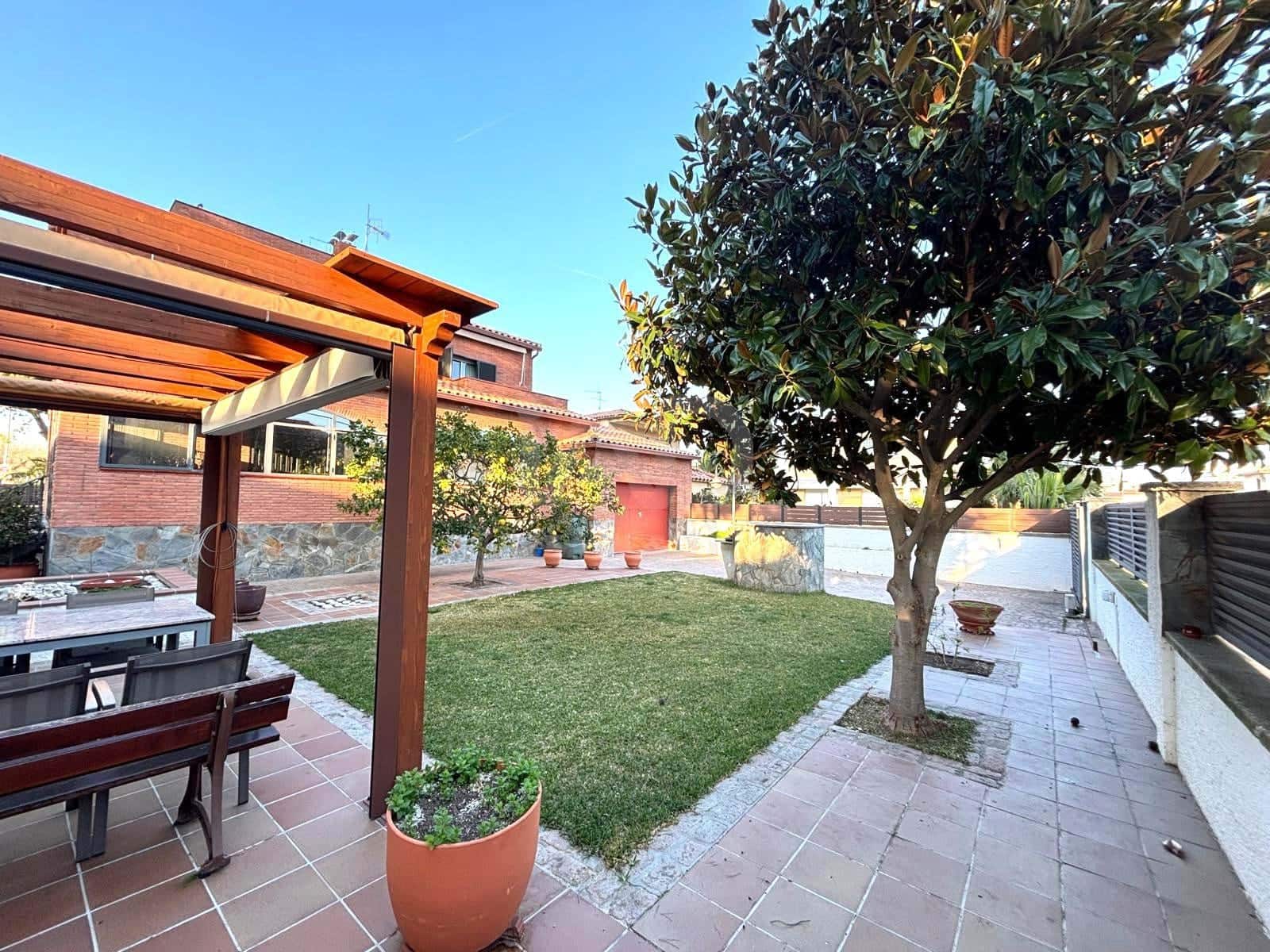 Chalet de 7 habitaciones en Calafell en venta con garaje - 775.000 € (Ref: 9989254)
