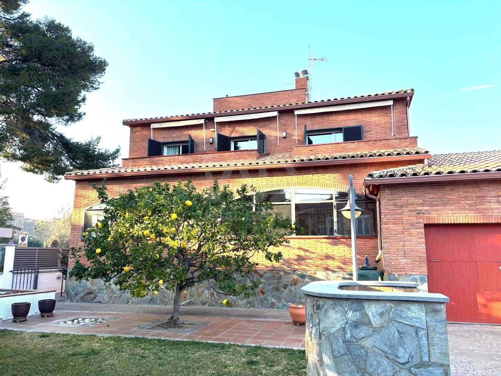Chalet de 7 habitaciones en Calafell en venta con garaje - 775.000 € (Ref: 9989254)