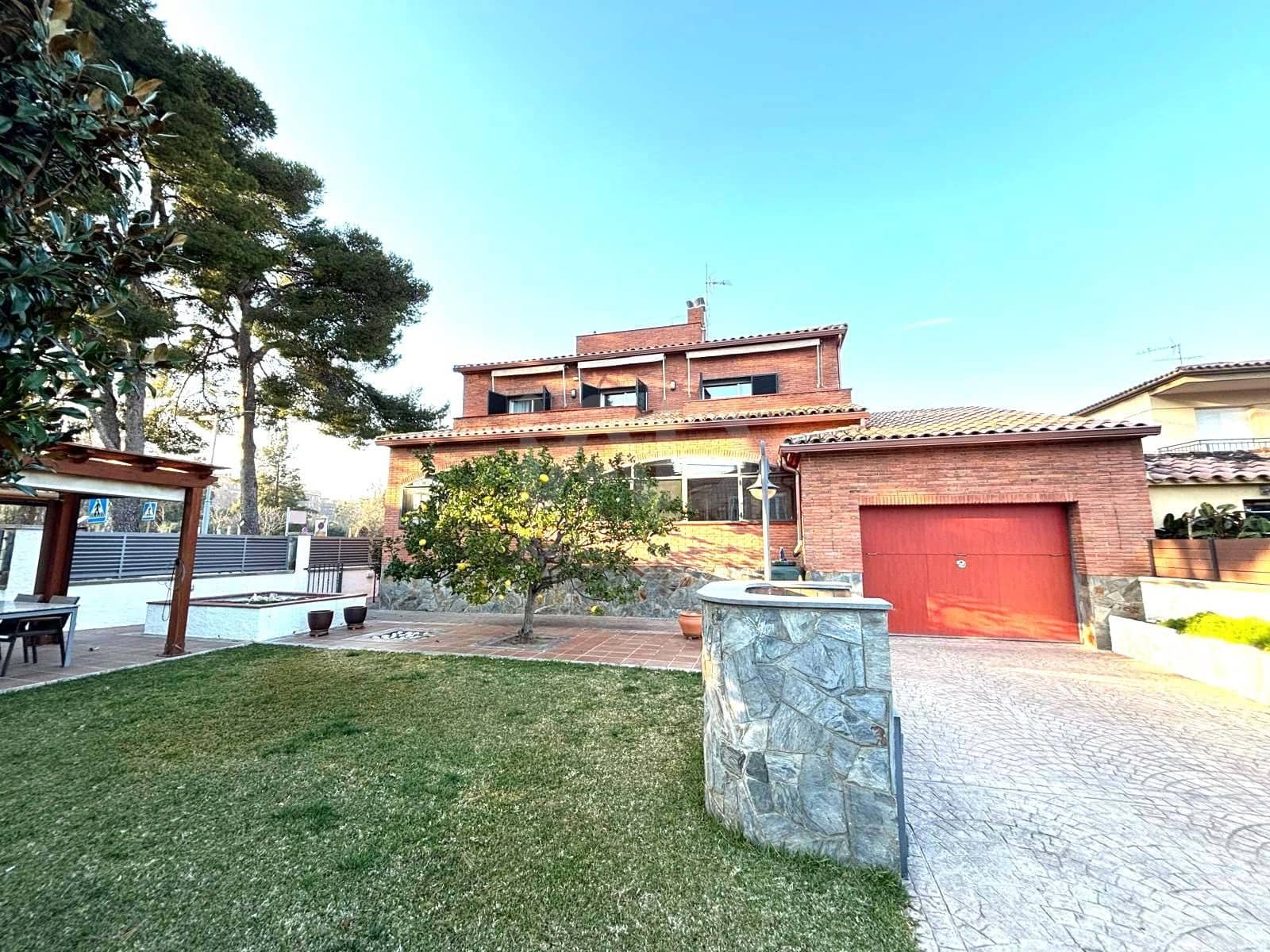 Chalet de 7 habitaciones en Calafell en venta con garaje - 775.000 € (Ref: 9989254)