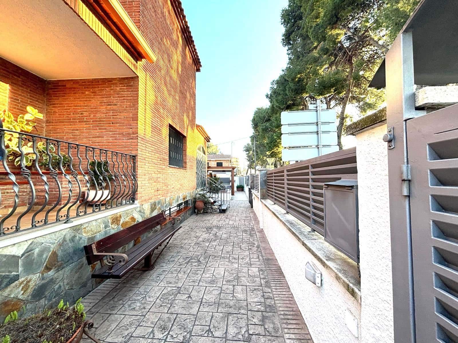 Chalet de 7 habitaciones en Calafell en venta con garaje - 775.000 € (Ref: 9989254)