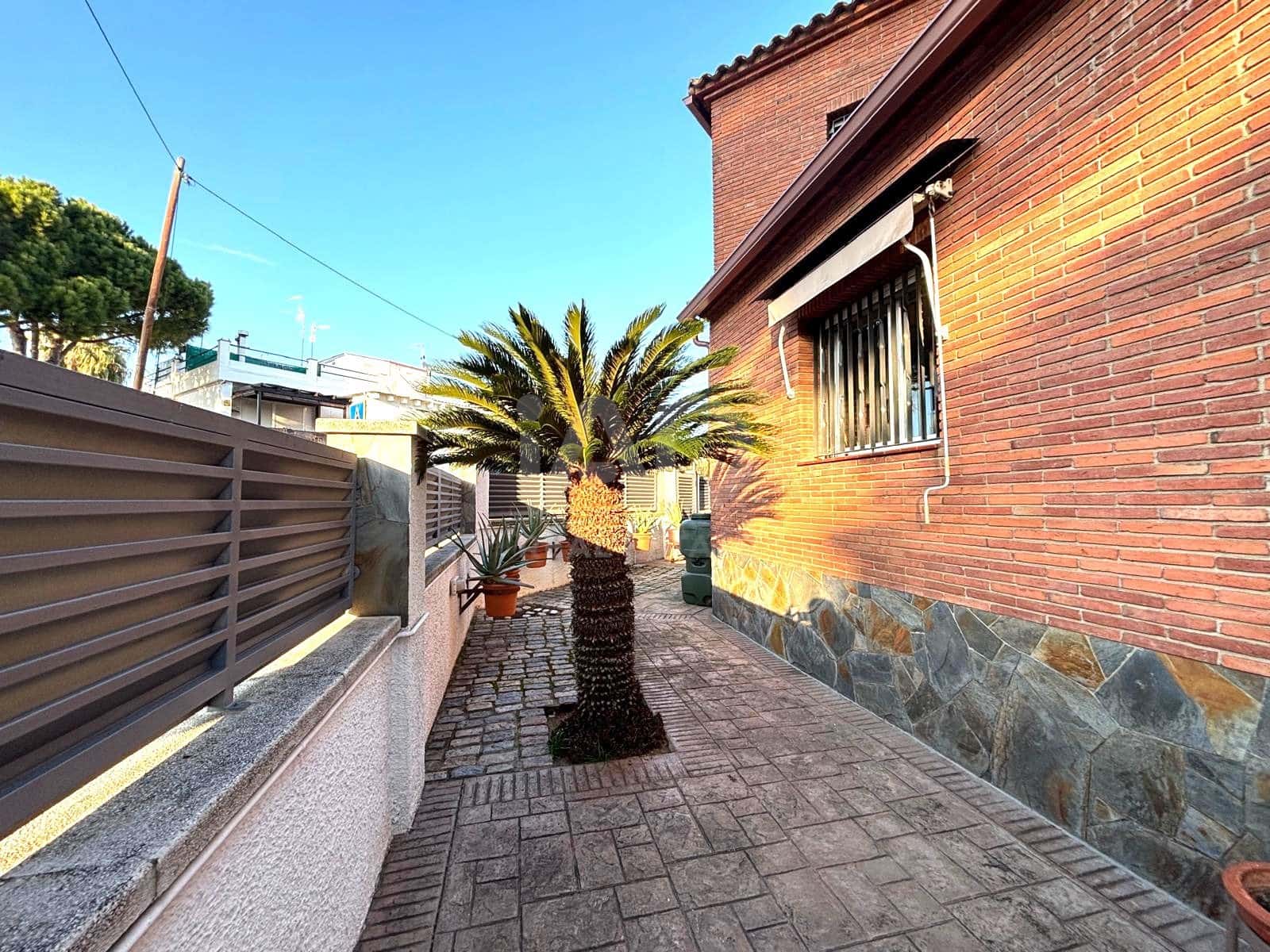 Chalet de 7 habitaciones en Calafell en venta con garaje - 775.000 € (Ref: 9989254)