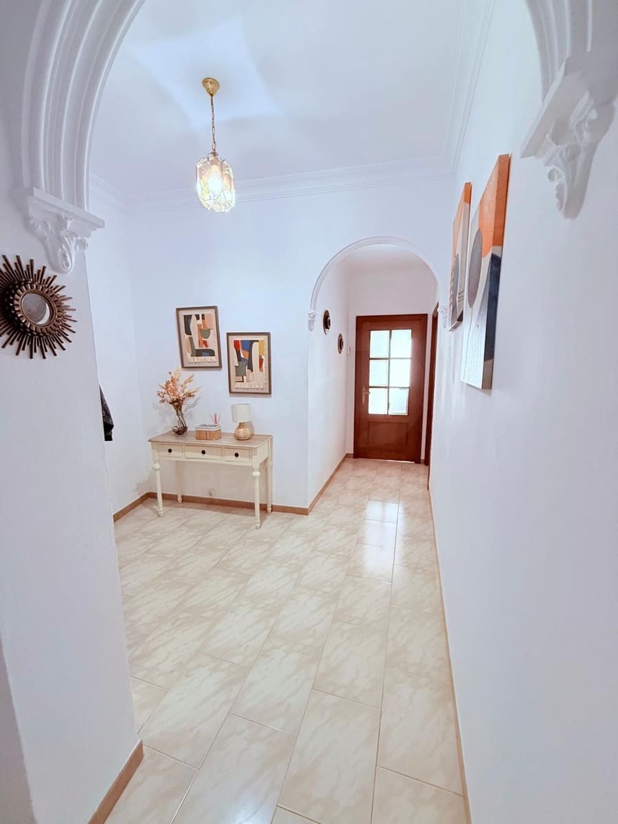 Hus til salgs i Sevilla by med garasje - € 297 000 (Ref: 9989257)