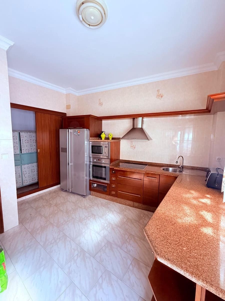 Hus til salgs i Sevilla by med garasje - € 297 000 (Ref: 9989257)