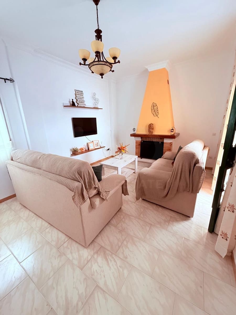 Hus til salgs i Sevilla by med garasje - € 297 000 (Ref: 9989257)