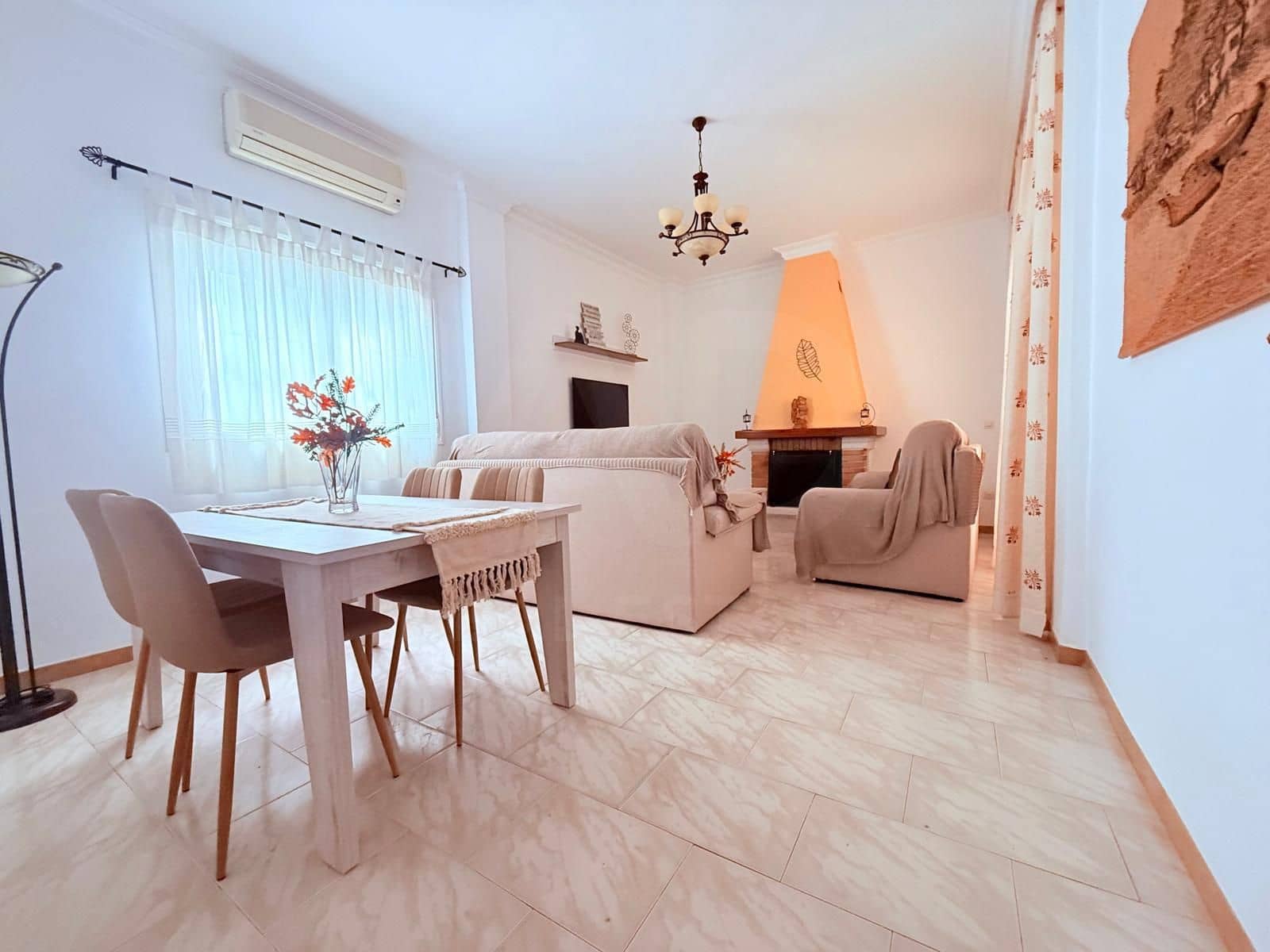 Hus til salgs i Sevilla by med garasje - € 297 000 (Ref: 9989257)