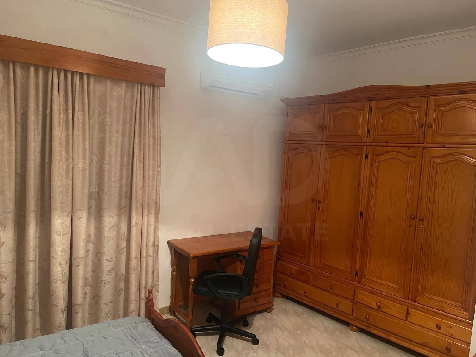 Hus til salgs i Sevilla by med garasje - € 297 000 (Ref: 9989257)