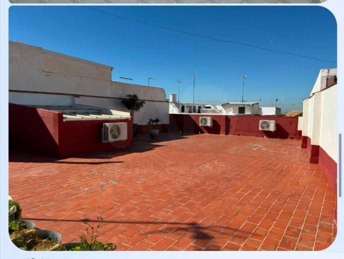 Hus til salgs i Sevilla by med garasje - € 297 000 (Ref: 9989257)