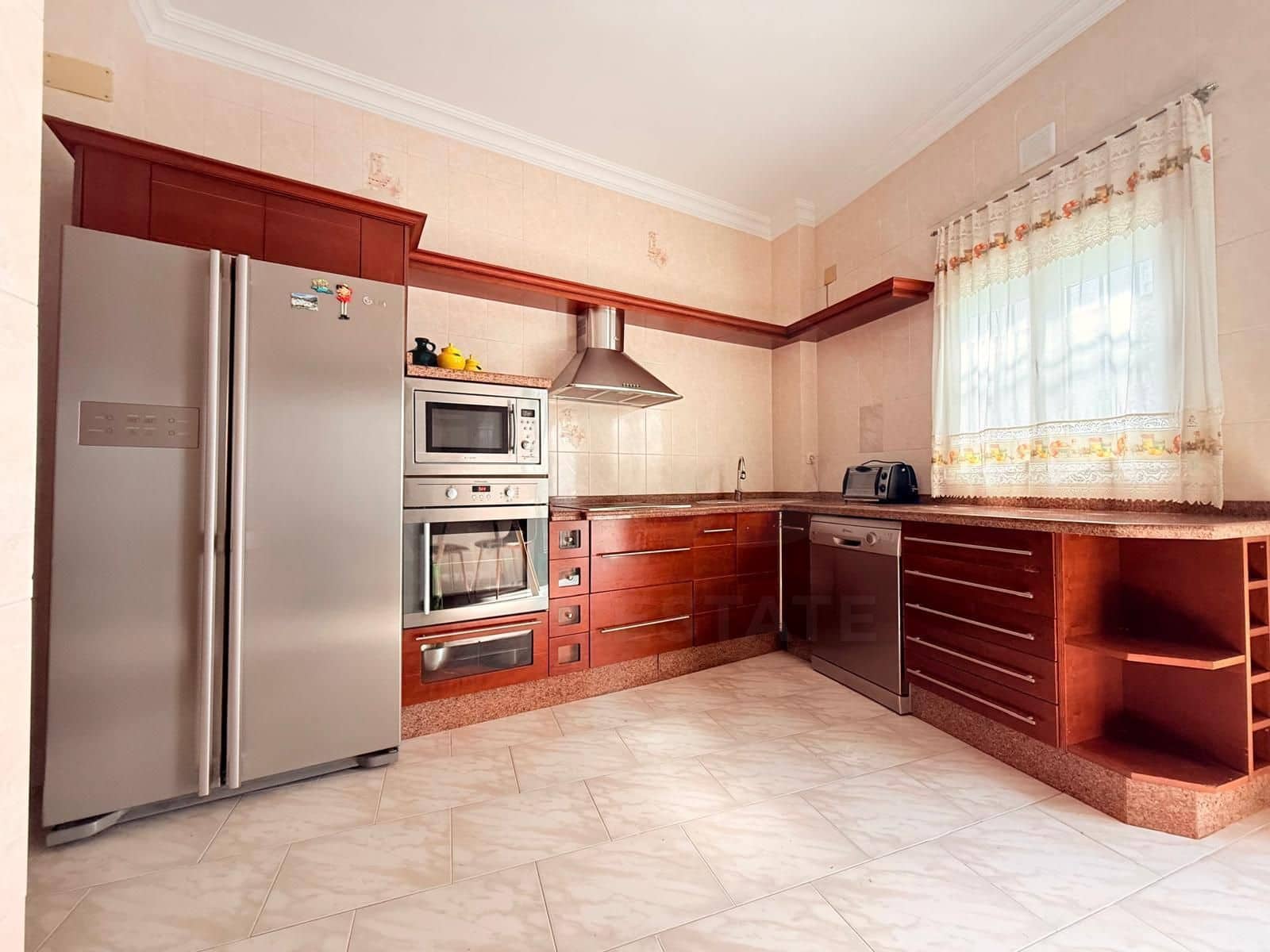 Hus til salgs i Sevilla by med garasje - € 297 000 (Ref: 9989257)