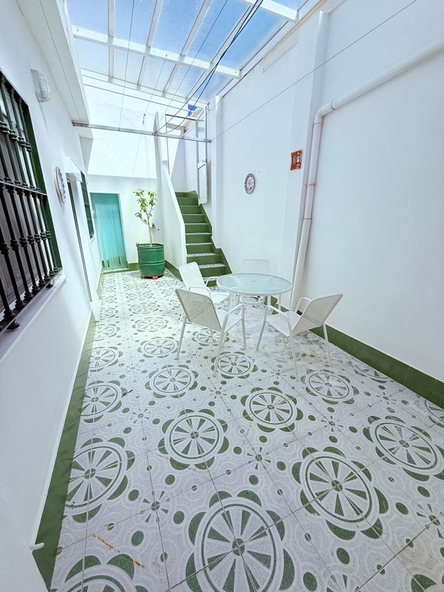 Hus til salgs i Sevilla by med garasje - € 297 000 (Ref: 9989257)