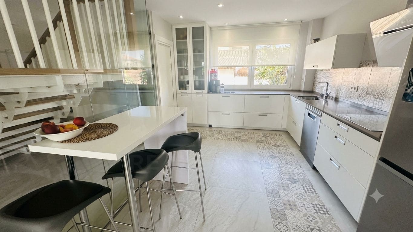 5 slaapkamer Huis te koop in Leon stad met garage - € 510.000 (Ref: 9989781)
