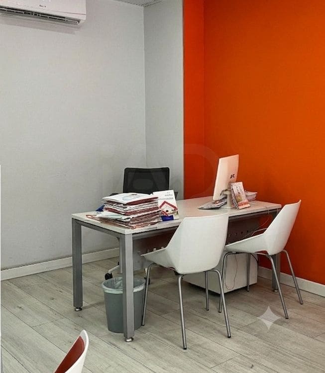 Commercial for sale in Madrid city - € 420,000 (Ref: 9989801)