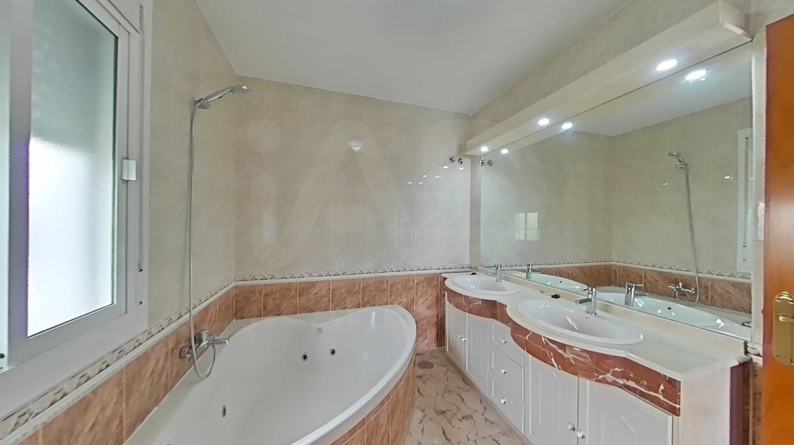 3 Zimmer Haus zu verkaufen in Cadiz Stadt mit Pool - 270.000 € (Ref: 9990109)
