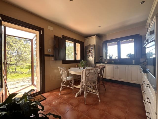 3 slaapkamer Villa te koop in Cáceres stad met garage - € 430.000 (Ref: 9990117)