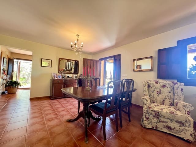 3 slaapkamer Villa te koop in Cáceres stad met garage - € 430.000 (Ref: 9990117)