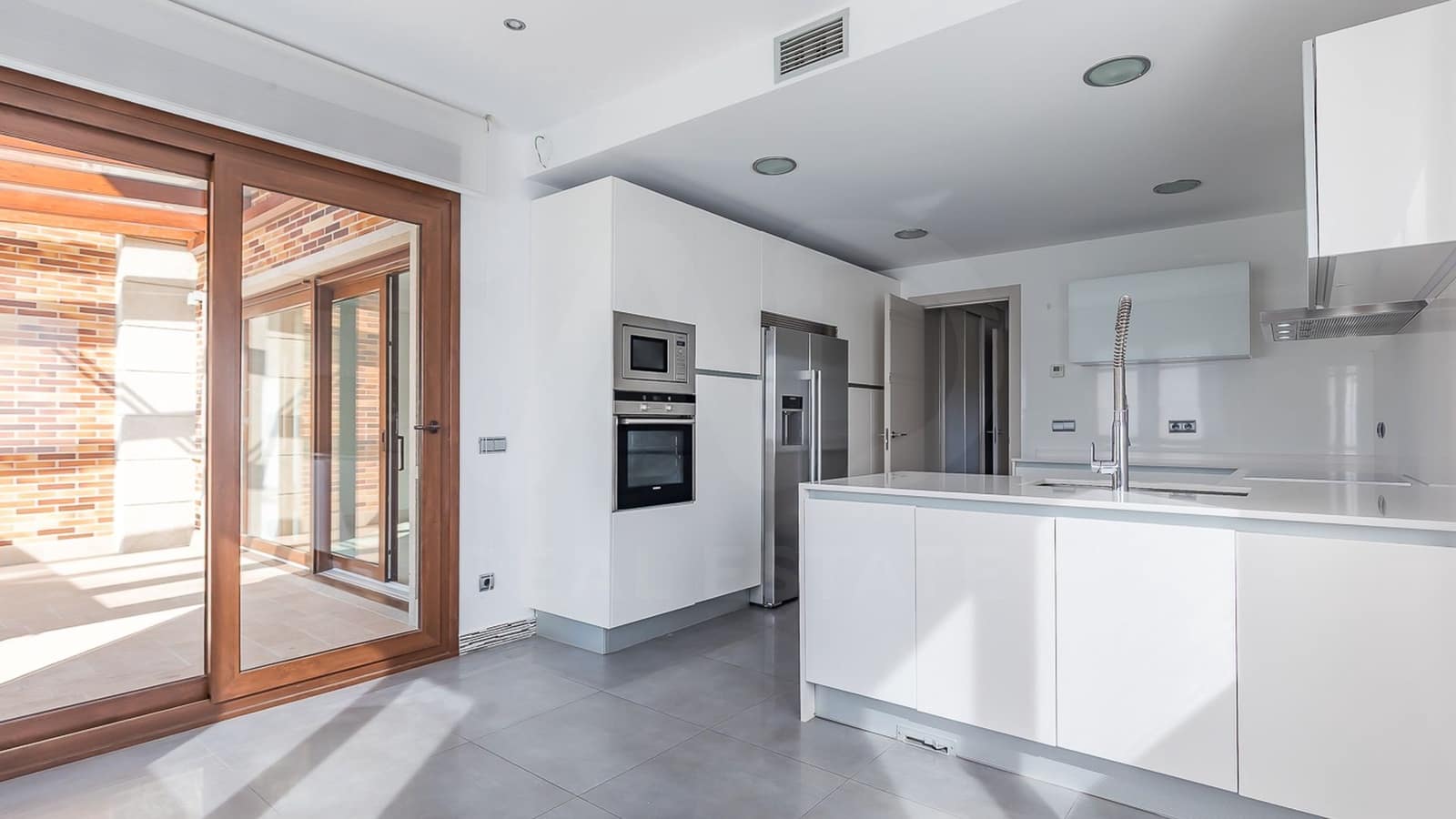 5 quarto Moradia para arrendar em Madrid cidade com piscina garagem - 6 000 € (Ref: 9990121)
