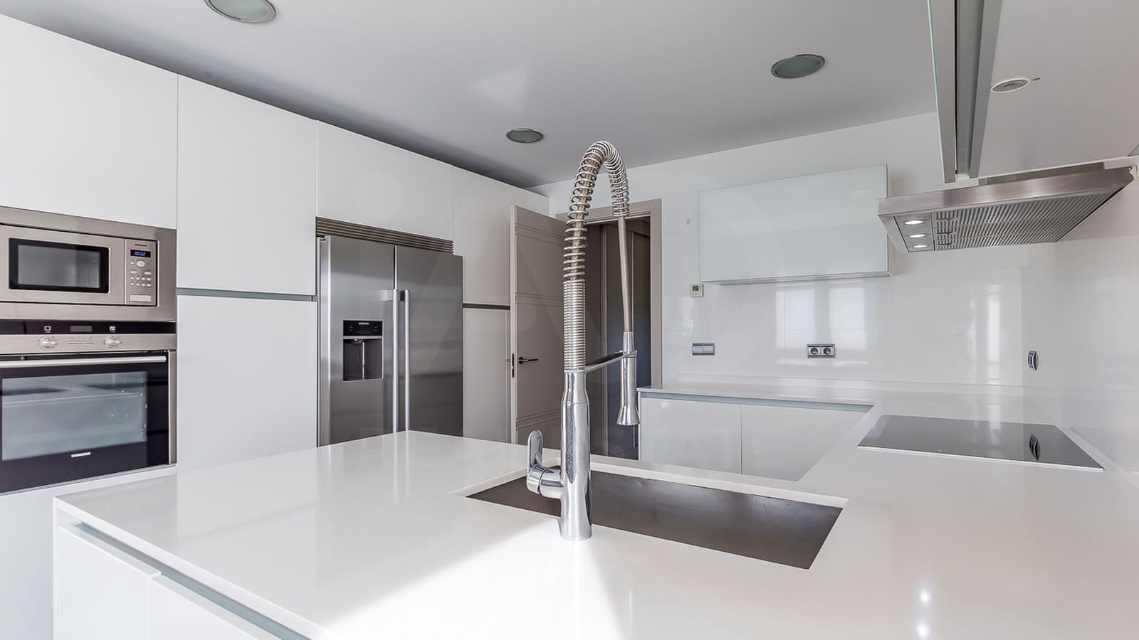 5 quarto Moradia para arrendar em Madrid cidade com piscina garagem - 6 000 € (Ref: 9990121)