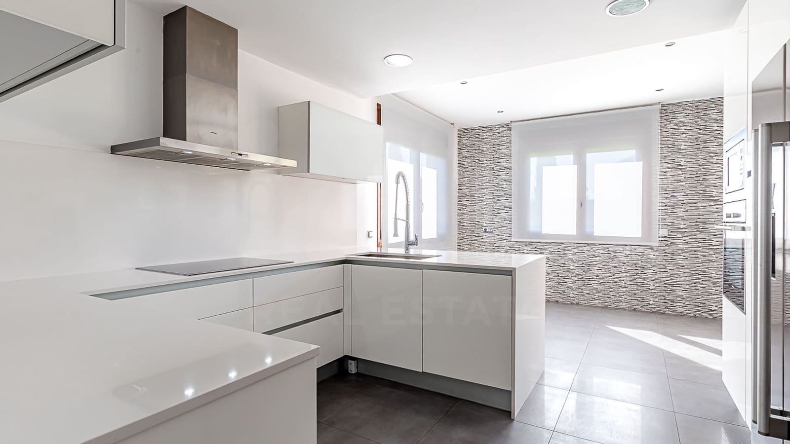5 quarto Moradia para arrendar em Madrid cidade com piscina garagem - 6 000 € (Ref: 9990121)