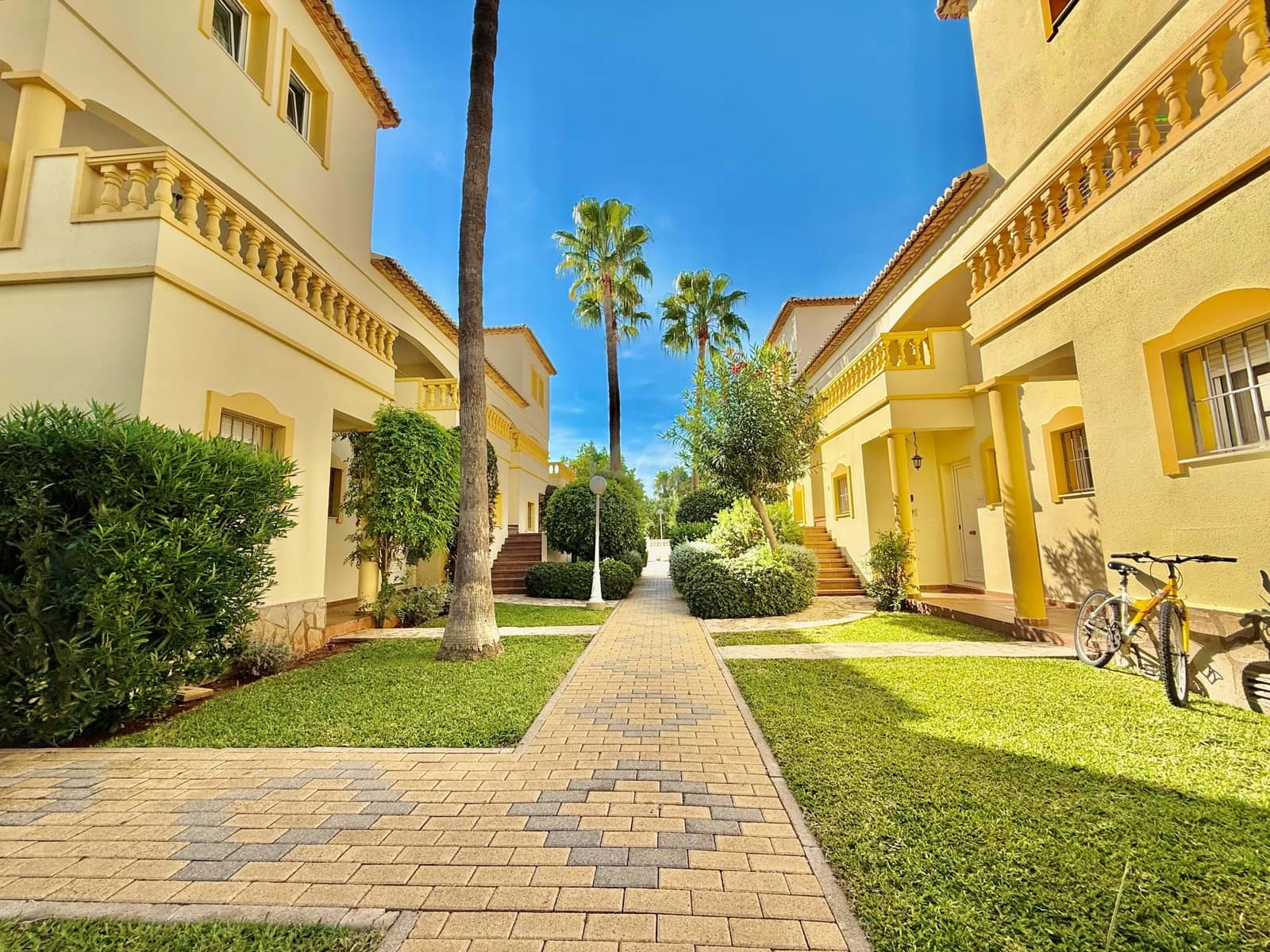 1 soveværelse Byhus til salg i Alicante by med swimmingpool - € 180.000 (Ref: 9990947)