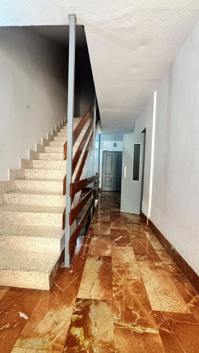 4 bedroom Penthouse for sale in Alicante / Alacant city with garage - € 223,000 (Ref: 9990949)