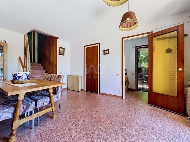 3 soverom Hus til salgs i Sant Cebrià de Vallalta med garasje - € 300 000 (Ref: 9990999)