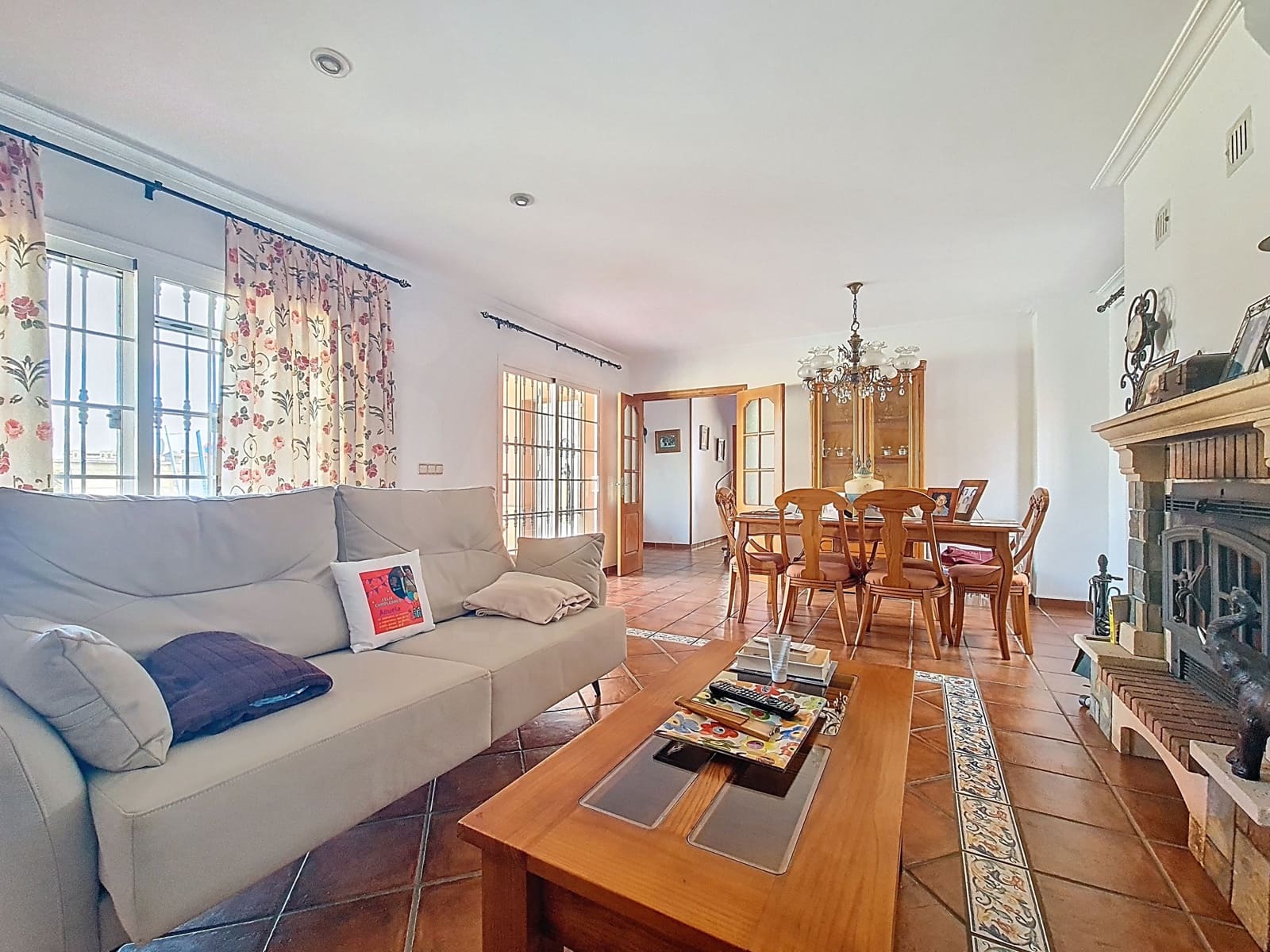 6 soveværelse Villa til salg i Cadiz by med garage - € 475.000 (Ref: 9991000)