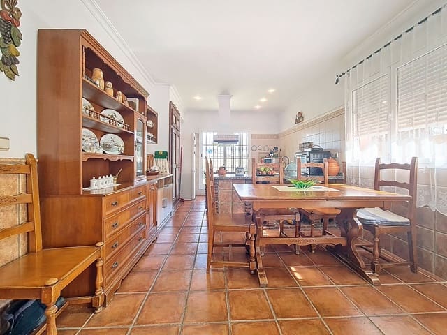 Chalet de 6 habitaciones en Cádiz ciudad en venta con garaje - 475.000 € (Ref: 9991000)